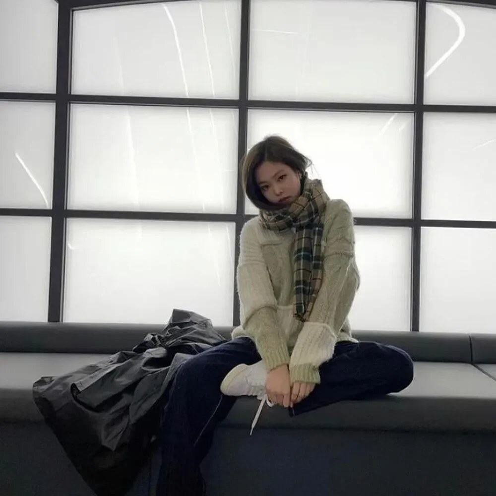 Zara Women's Green and Cream Sweater - Picture 3 of 10